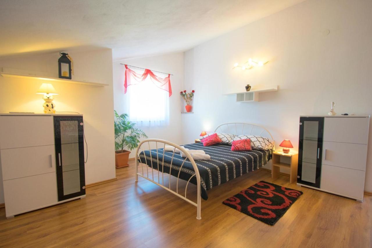 Apartments Mladenka Malinska Dış mekan fotoğraf