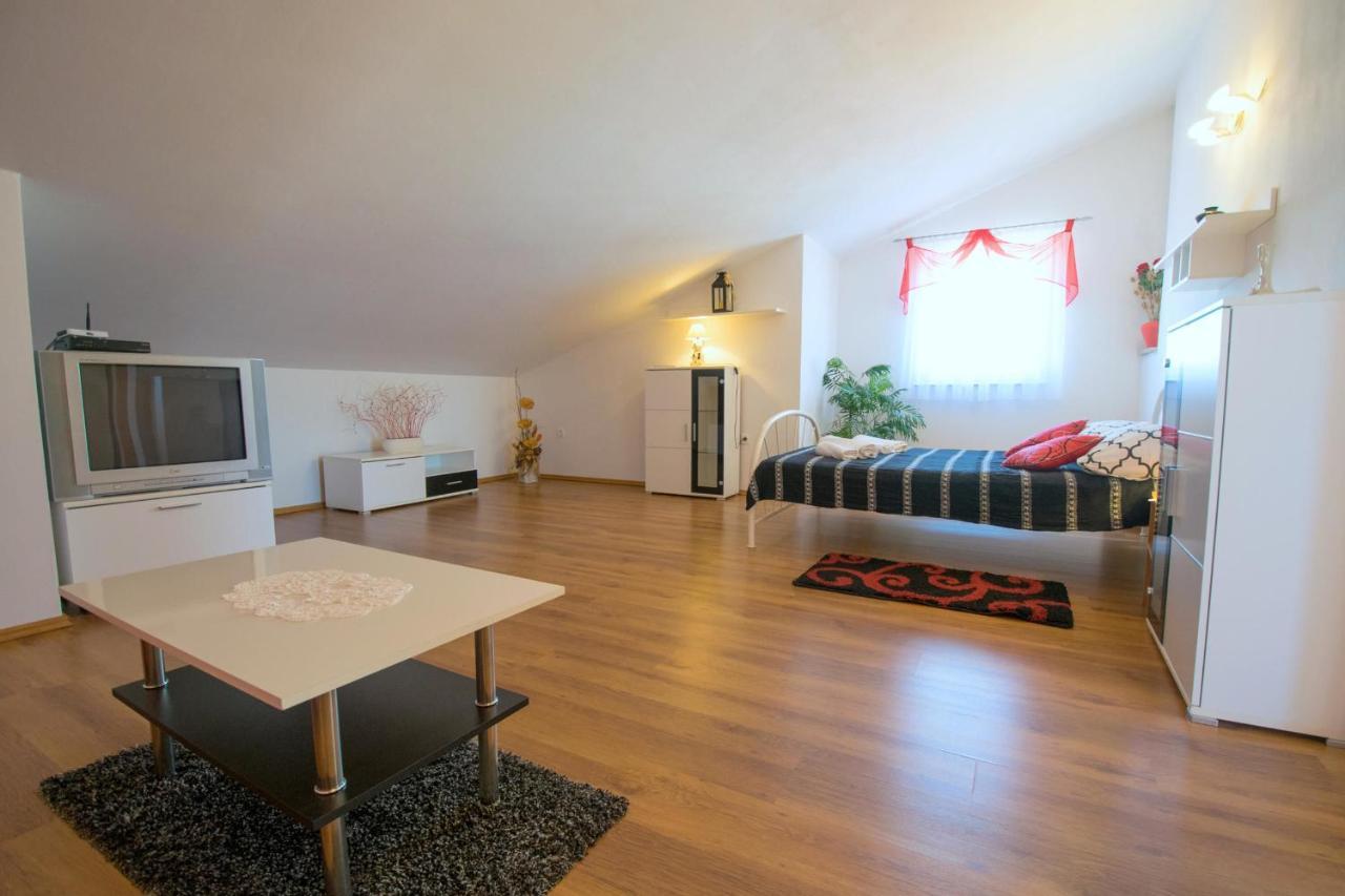Apartments Mladenka Malinska Dış mekan fotoğraf